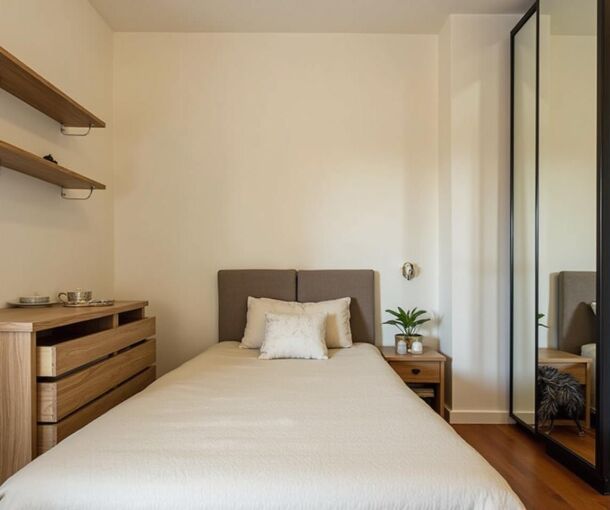 Jak urządzić małą sypialnię? Proste triki na optyczne powiększenie Twojego azylu!